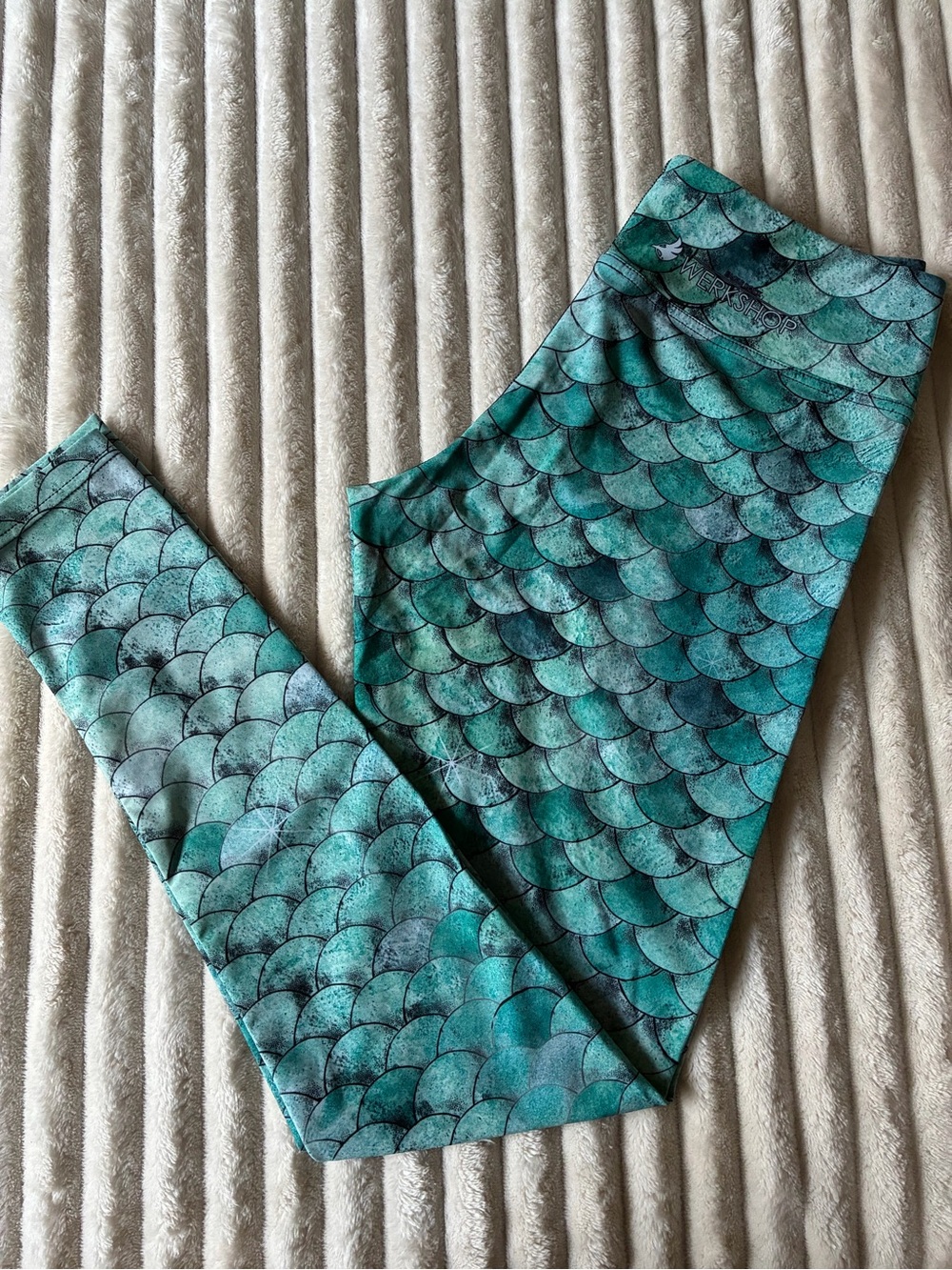 L-🧜‍♀️ Eagle Rock Werkshop Teal Scales Triathlon Compression Leggings |